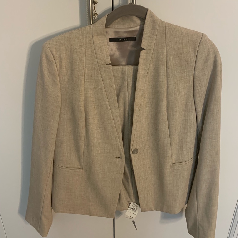 Beige summer Tahari Suit. NWT size 4